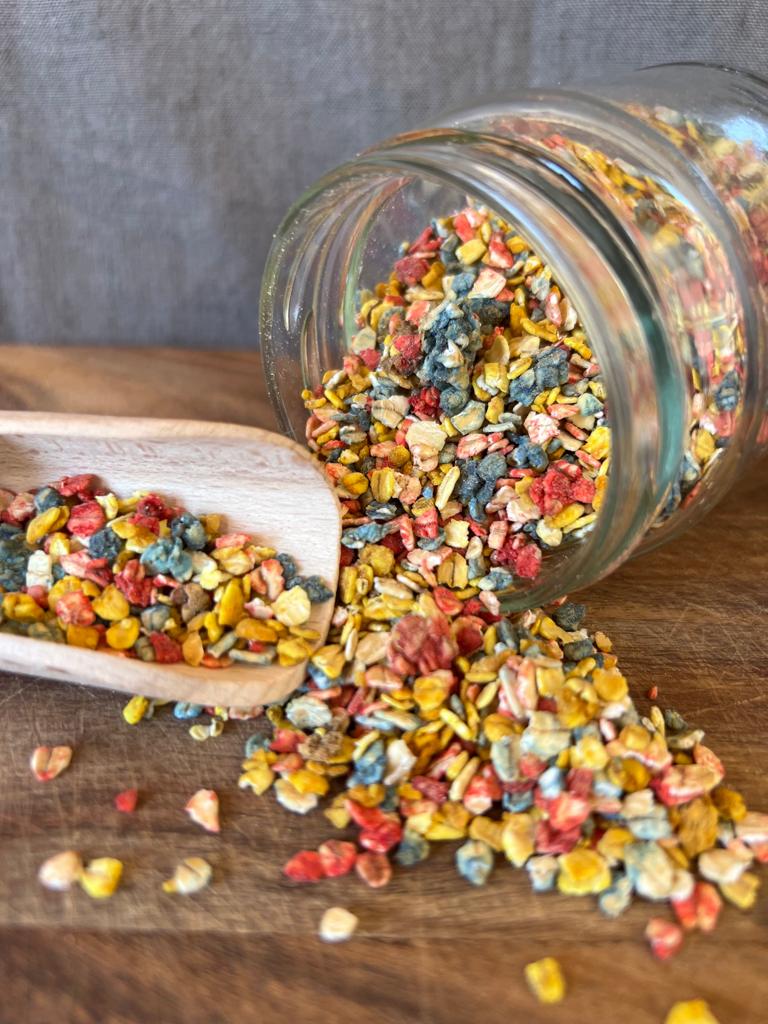 Bocal couché déversant des confettis arc-en-ciel sur planche