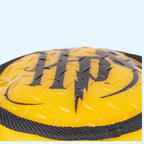 Gros plan sur le logo HP noir sur tissu jaune strié