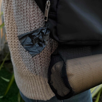 Distributeur de sacs accroché à la sangle sur un pull