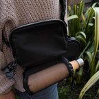 Sac noir porté à la taille avec gourde, au jardin