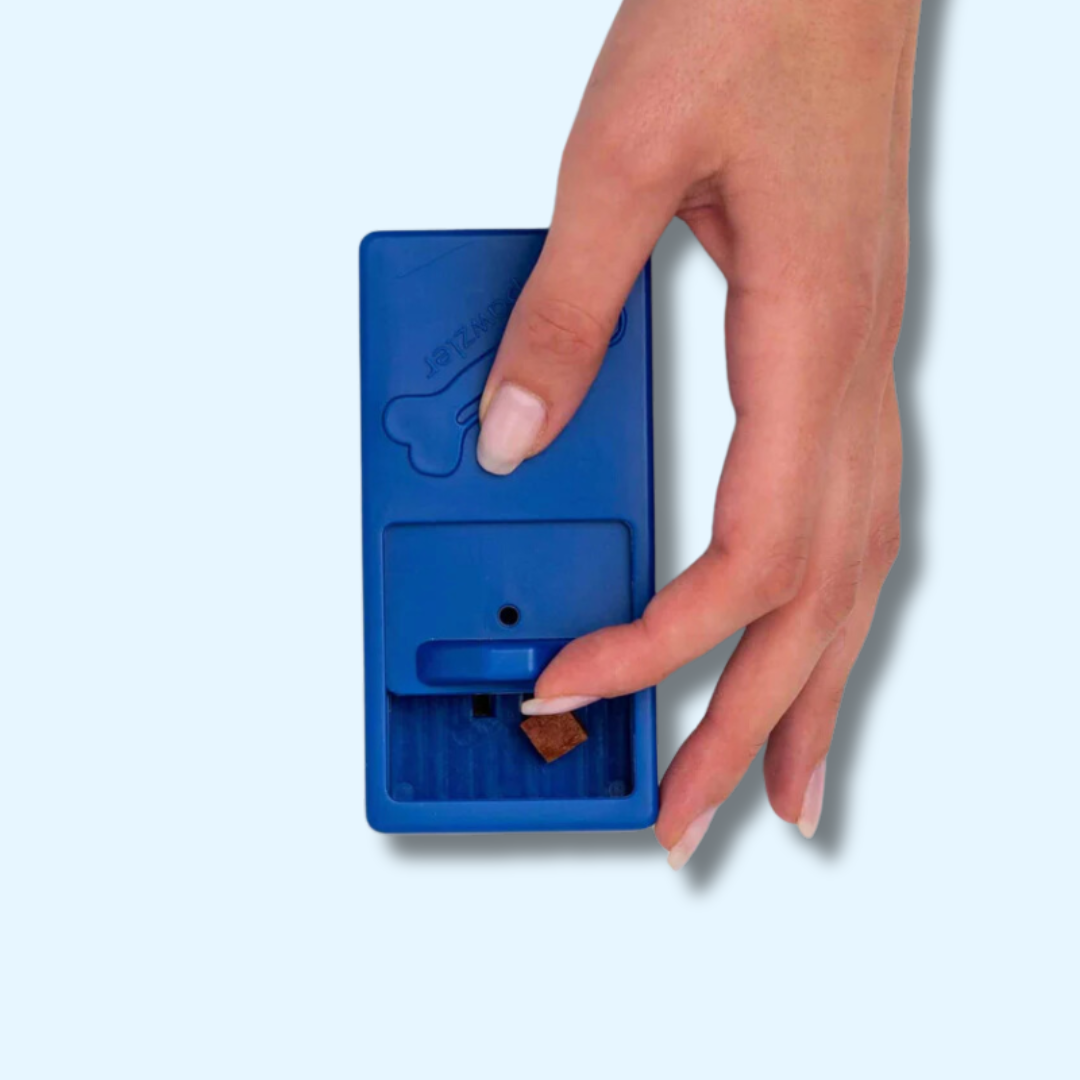 Main faisant coulisser le tiroir bleu à motif os