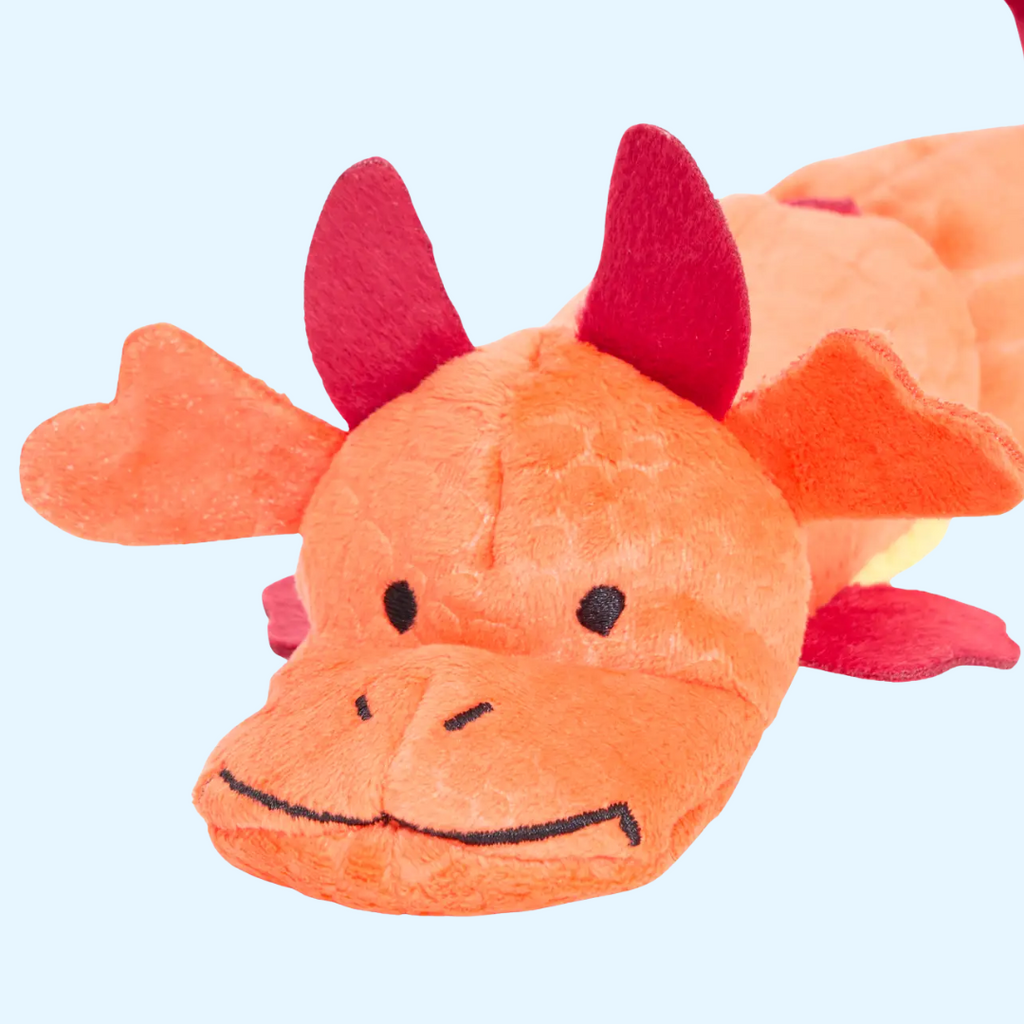 Tête orange du dragon aux cornes rouges, gros plan