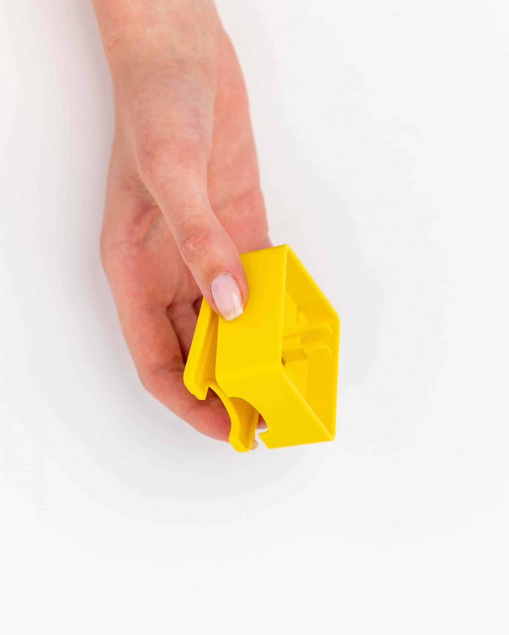 Main tenant le bloc jaune vu de côté