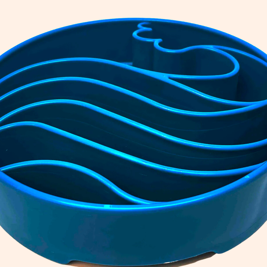 Gros plan des rainures en vagues du bol bleu