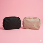 Sacs banane noir et beige posés sur fond rose