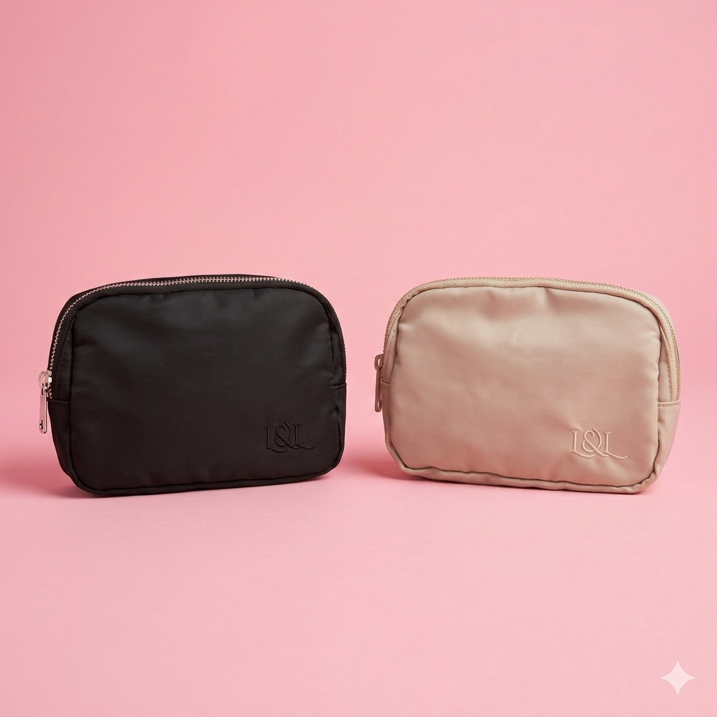 Sacs banane noir et beige posés sur fond rose