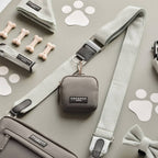 Sac gris, sangle et biscuits disposés à plat