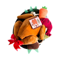 Dinde rôtie en peluche avec légumes sur un plat noir