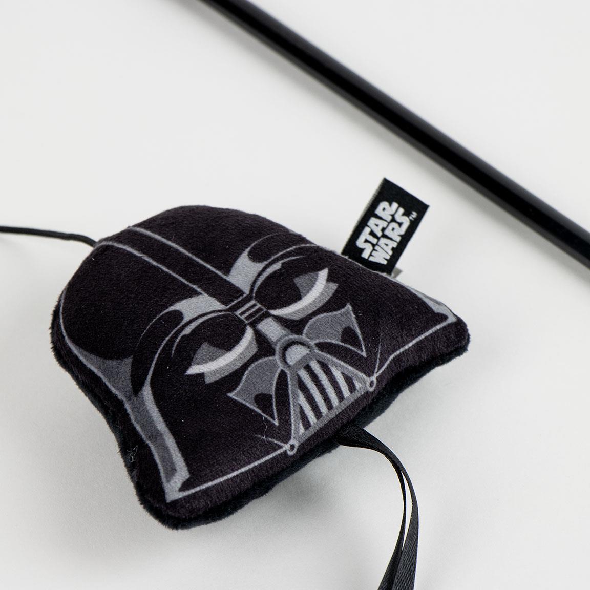 Gros plan du casque Dark Vador en tissu de la canne à pêche pour chat Cerdá