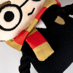Gros plan de l'écharpe Gryffondor et de la corde de la peluche Harry Potter