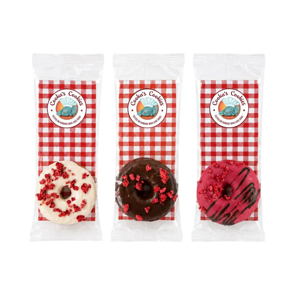 Trois donuts Choco Berry emballés sous sachet à carreaux rouges