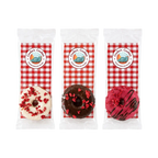 Trois donuts Choco Berry emballés sous sachet à carreaux rouges