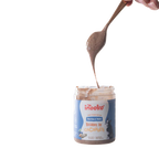Cuillère soulevant la pâte rose au-dessus du pot ouvert