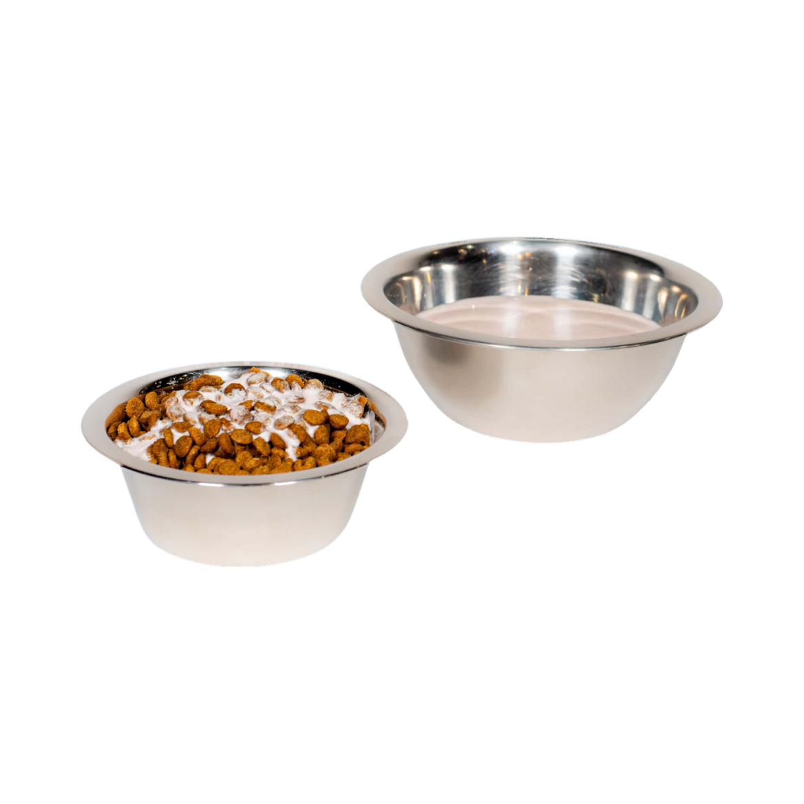 Deux gamelles inox, croquettes et kéfir versé