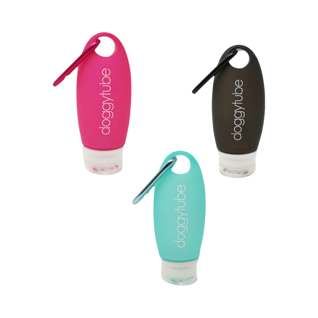 Trois tubes rose, noir et turquoise avec leurs clips