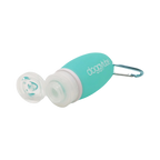 Tube turquoise couché, embout ouvert, mousqueton accroché
