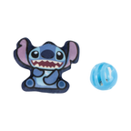 Peluche Stitch bleue à côté d'une balle grelot