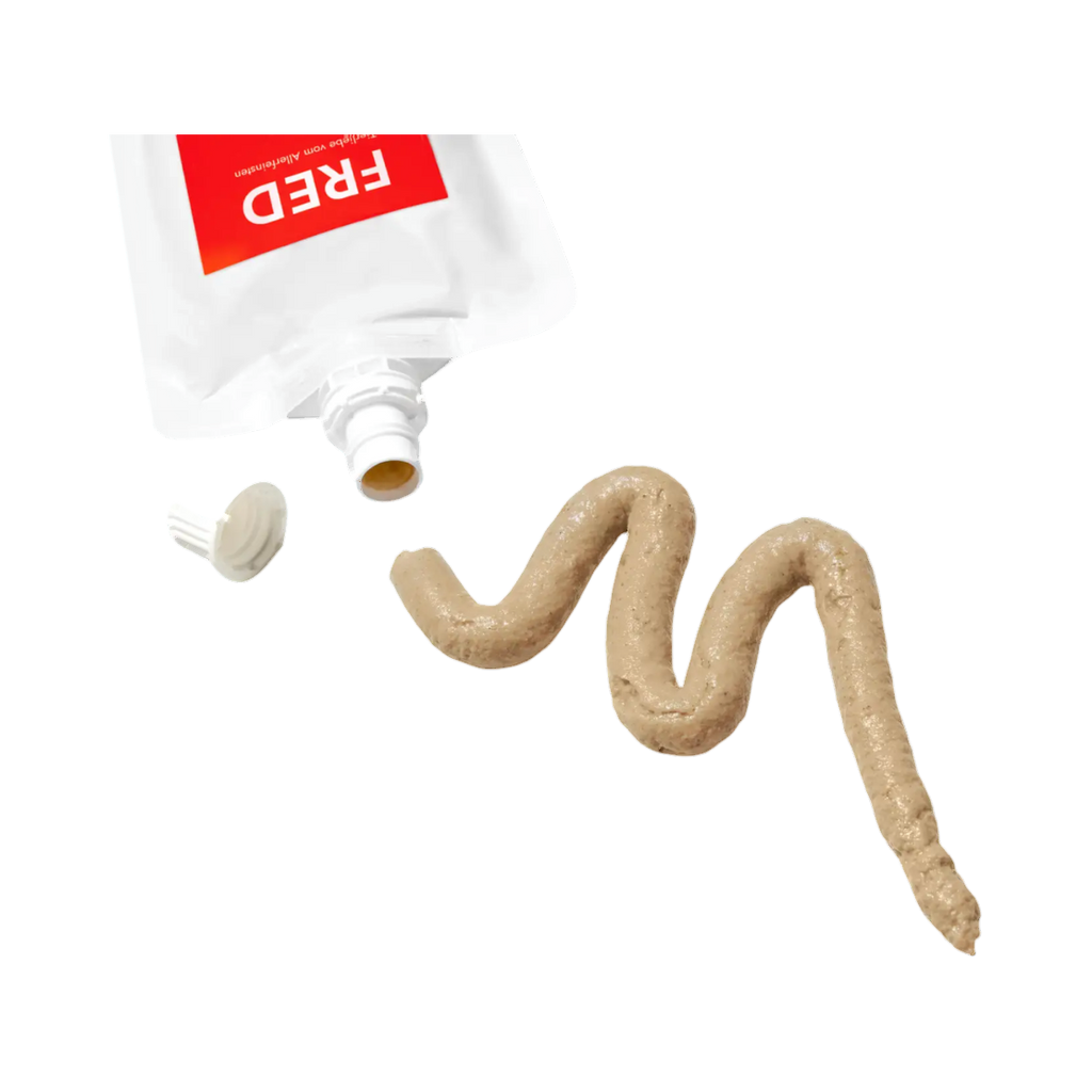 Crème beige sortant de la gourde ouverte