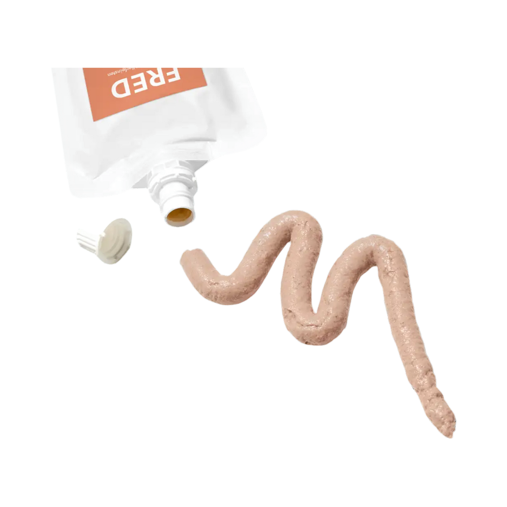 Crème rosée sortant de la gourde ouverte