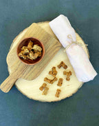 Friandises training Fresco en forme de petits os sur une planche en bois et dans un bol