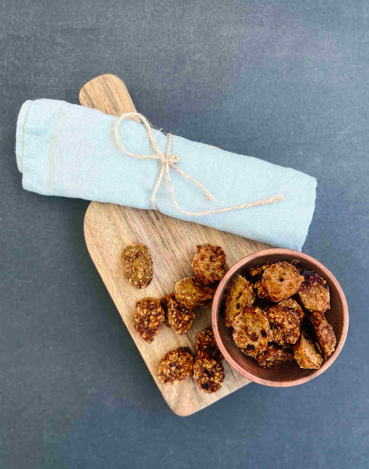 Friandises training Fresco bœuf, framboise & épinard sur une planche en bois et dans un bol