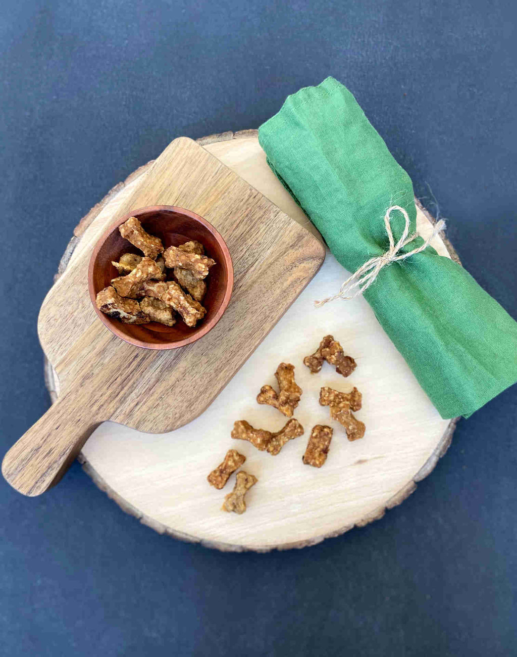 Friandises training Fresco au canard et à la poire sur une planche en bois et dans un bol