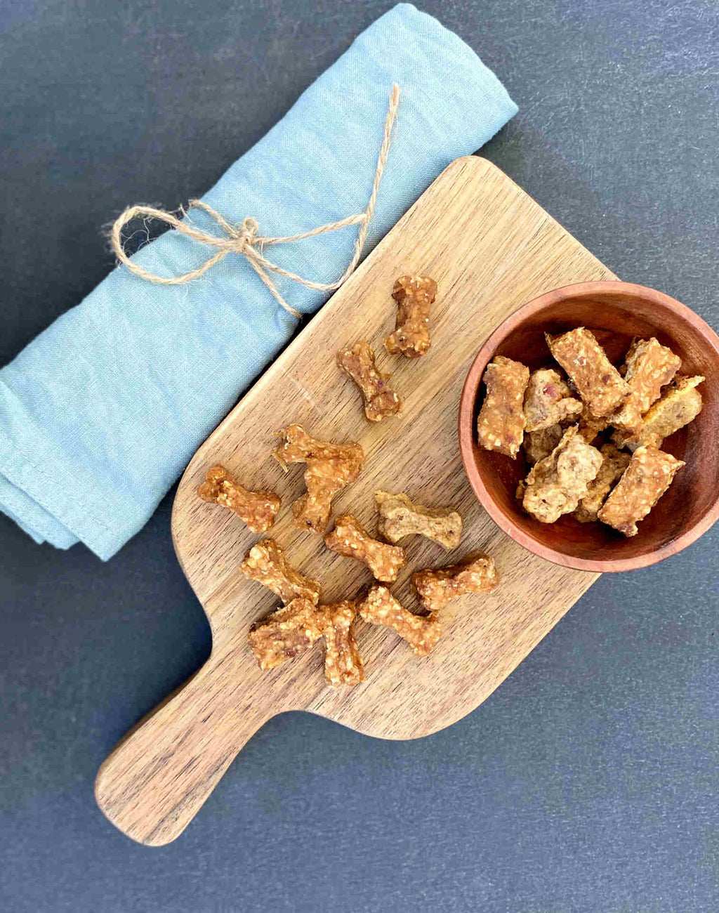 Friandises training Fresco à la dinde et au potiron sur une planche en bois et dans un bol