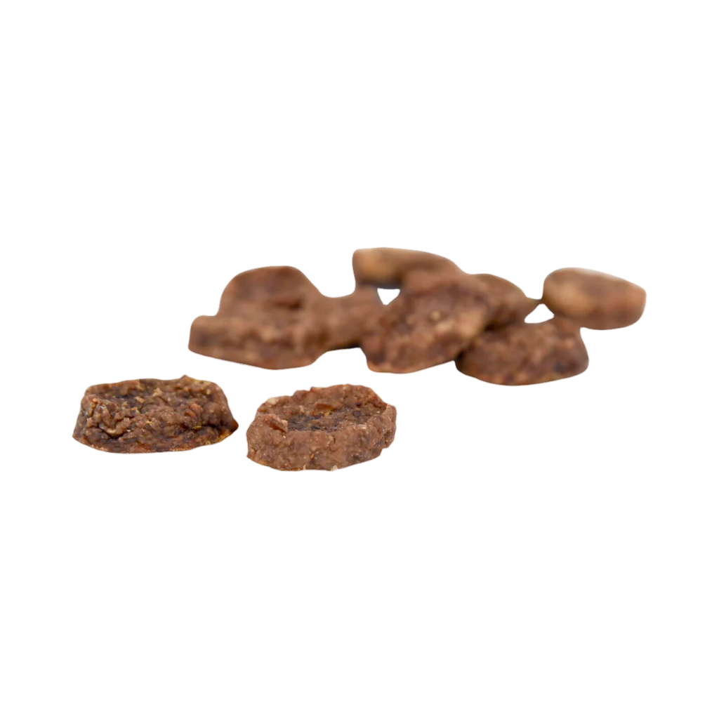 Petites friandises rondes de bœuf éparpillées