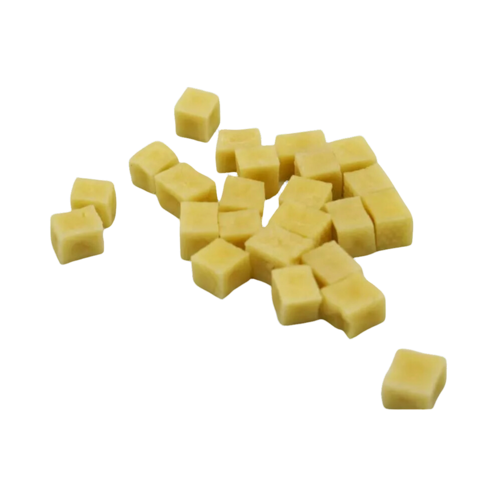 Dés de fromage de yak crus, jaune pâle, éparpillés