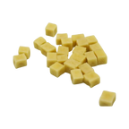 Dés de fromage de yak crus, jaune pâle, éparpillés