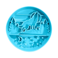 Assiette turquoise en relief loup hurlant, sapins et lune
