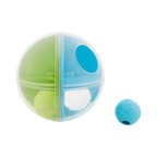 Grande boule transparente verte et bleue avec balle de tennis