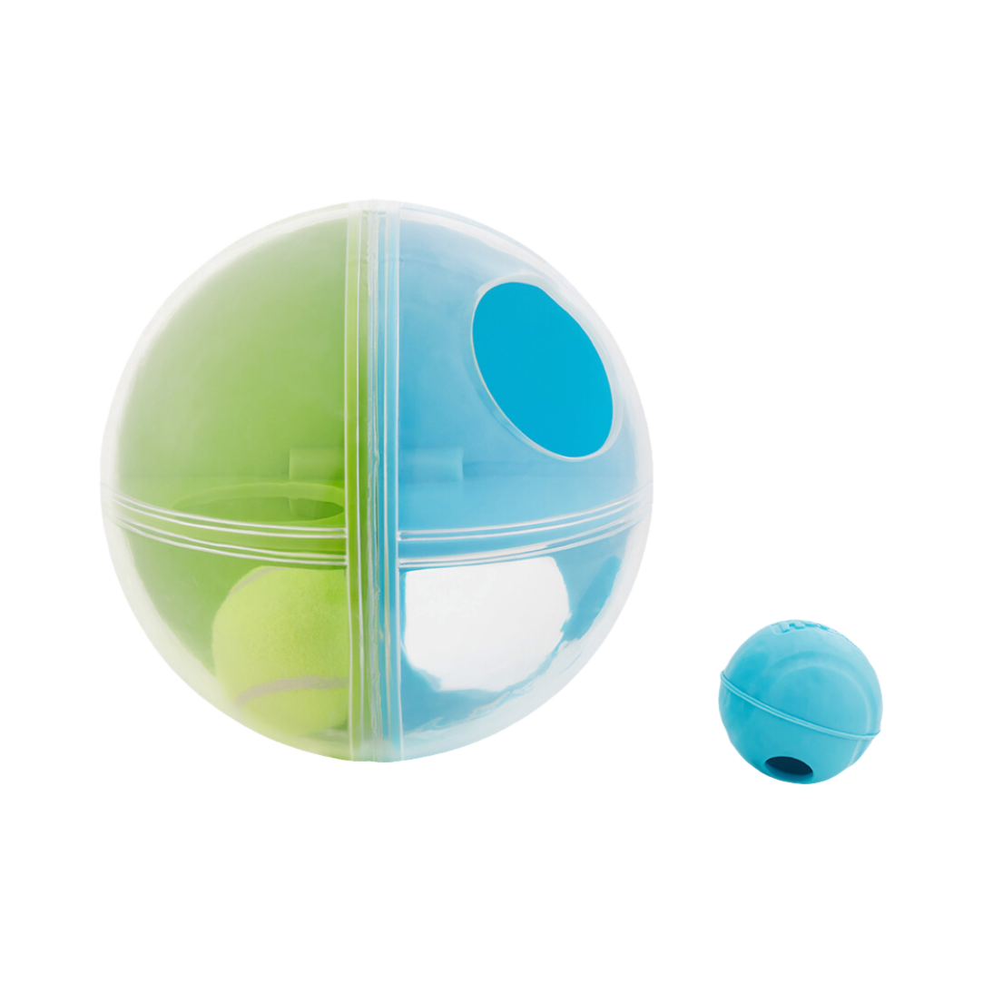 Grande boule transparente verte et bleue avec balle de tennis