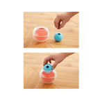 Mains qui garnissent la balle Rumble de croquettes puis la placent dans sa sphère