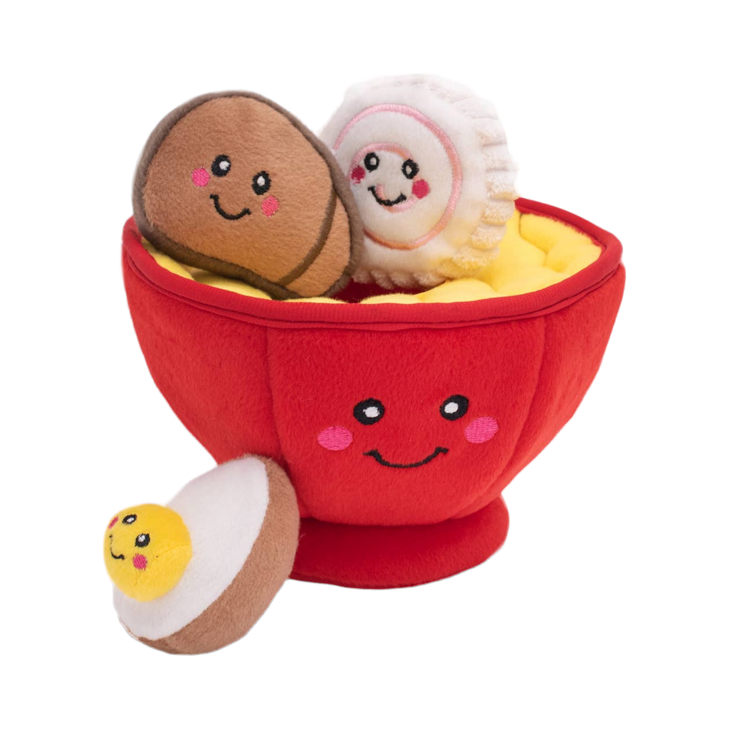 Bol de ramen rouge souriant avec œuf, champignon et naruto