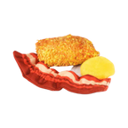 Assiette avec bacon, galette dorée et beurre en peluche