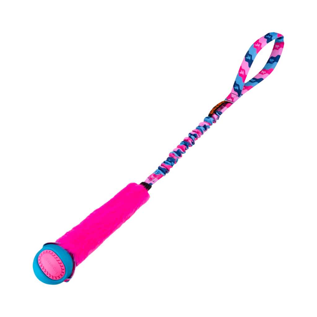 Modèle rose en fausse fourrure avec balle bleue