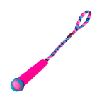 Modèle rose en fausse fourrure avec balle bleue