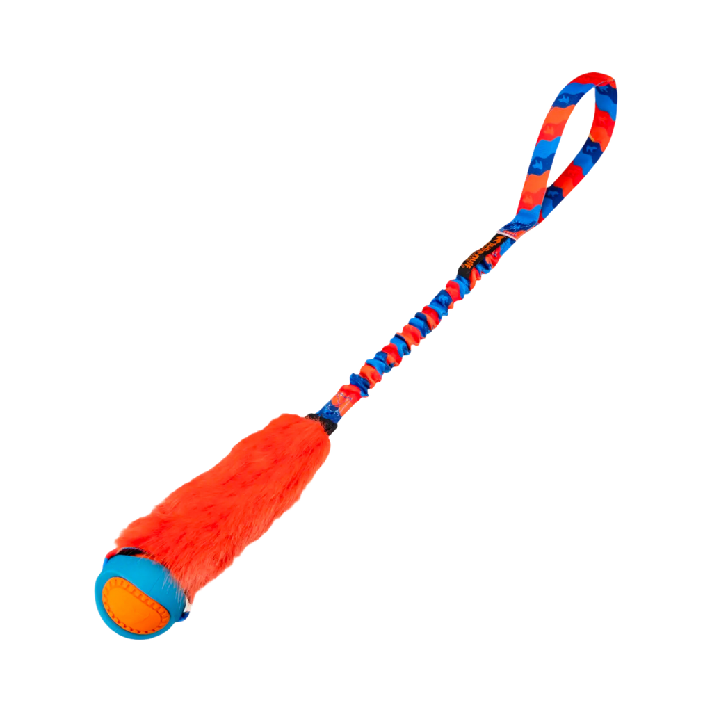 Modèle orange en fausse fourrure avec balle bleue