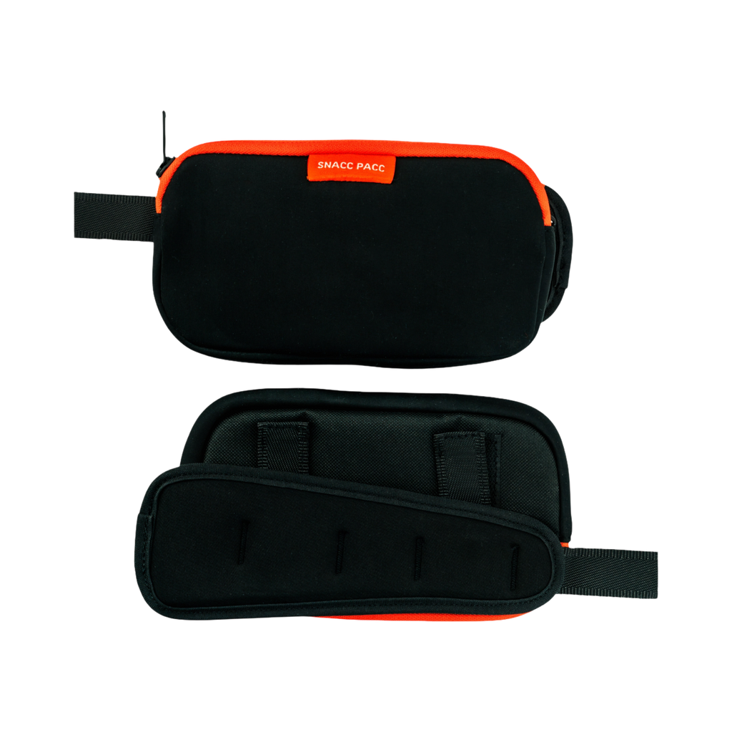 Pochette ouverte montrant ses compartiments intérieurs orange
