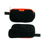 Pochette ouverte montrant ses compartiments intérieurs orange