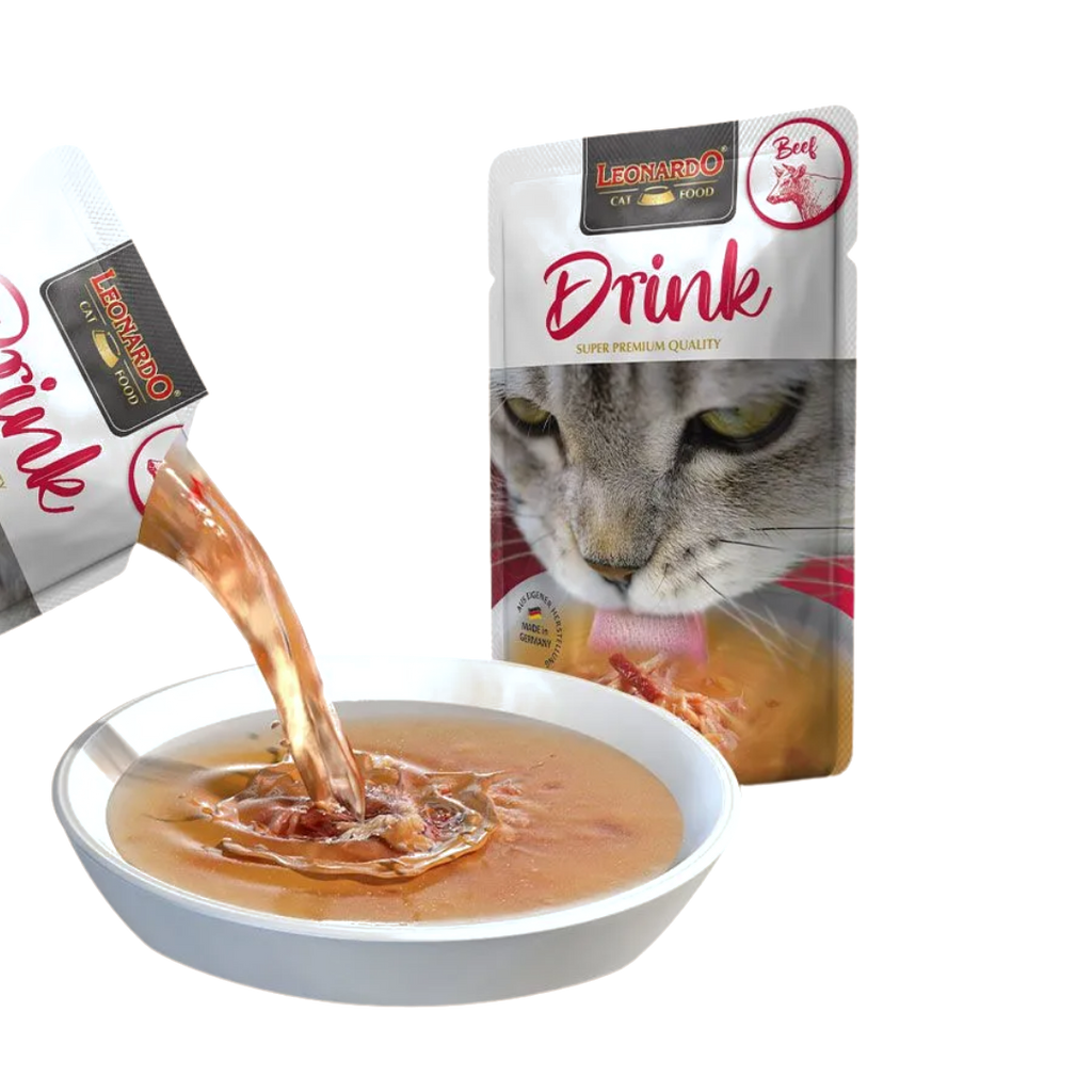 Bouillon versé depuis le sachet rouge dans une coupelle