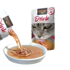 Bouillon versé depuis le sachet rouge dans une coupelle
