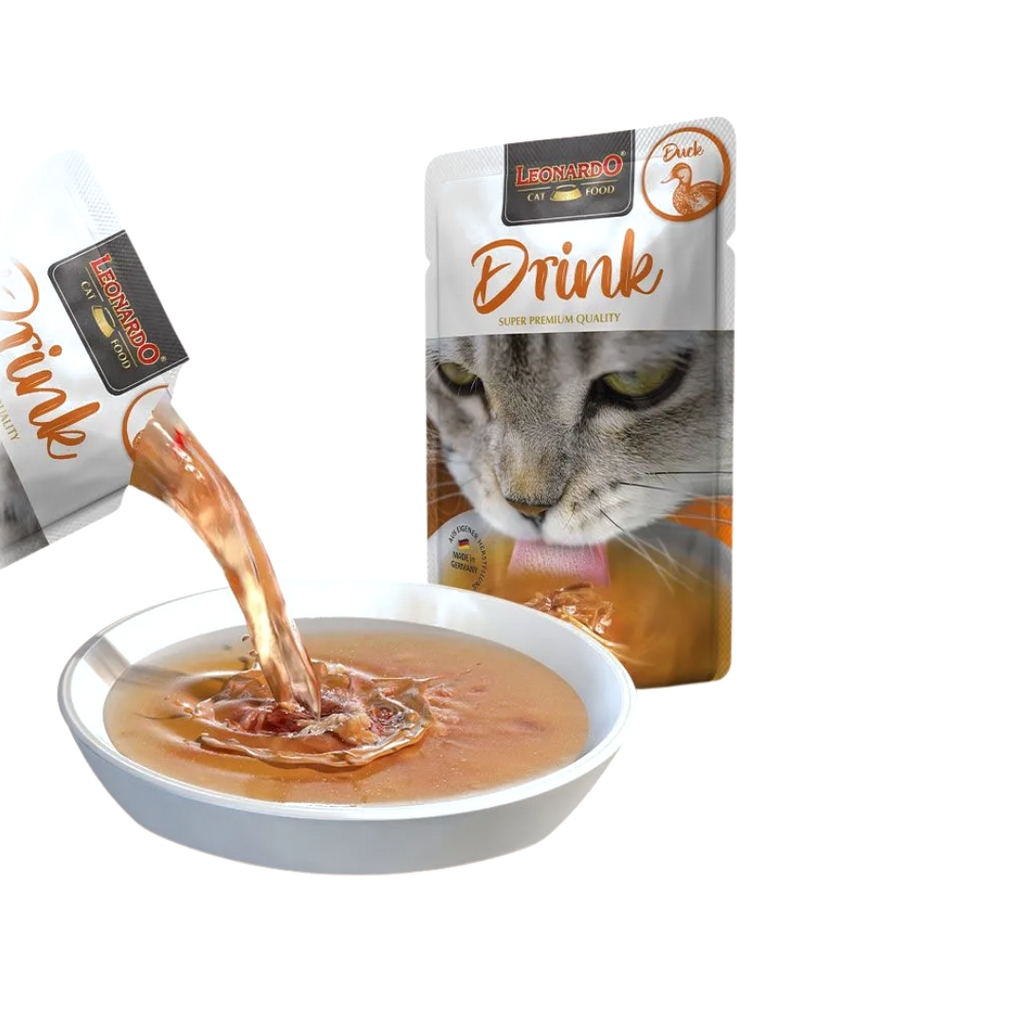Bouillon versé depuis le sachet orange dans une coupelle