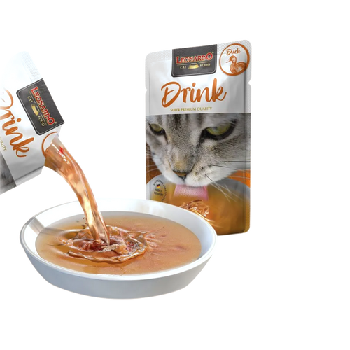 Bouillon versé depuis le sachet orange dans une coupelle