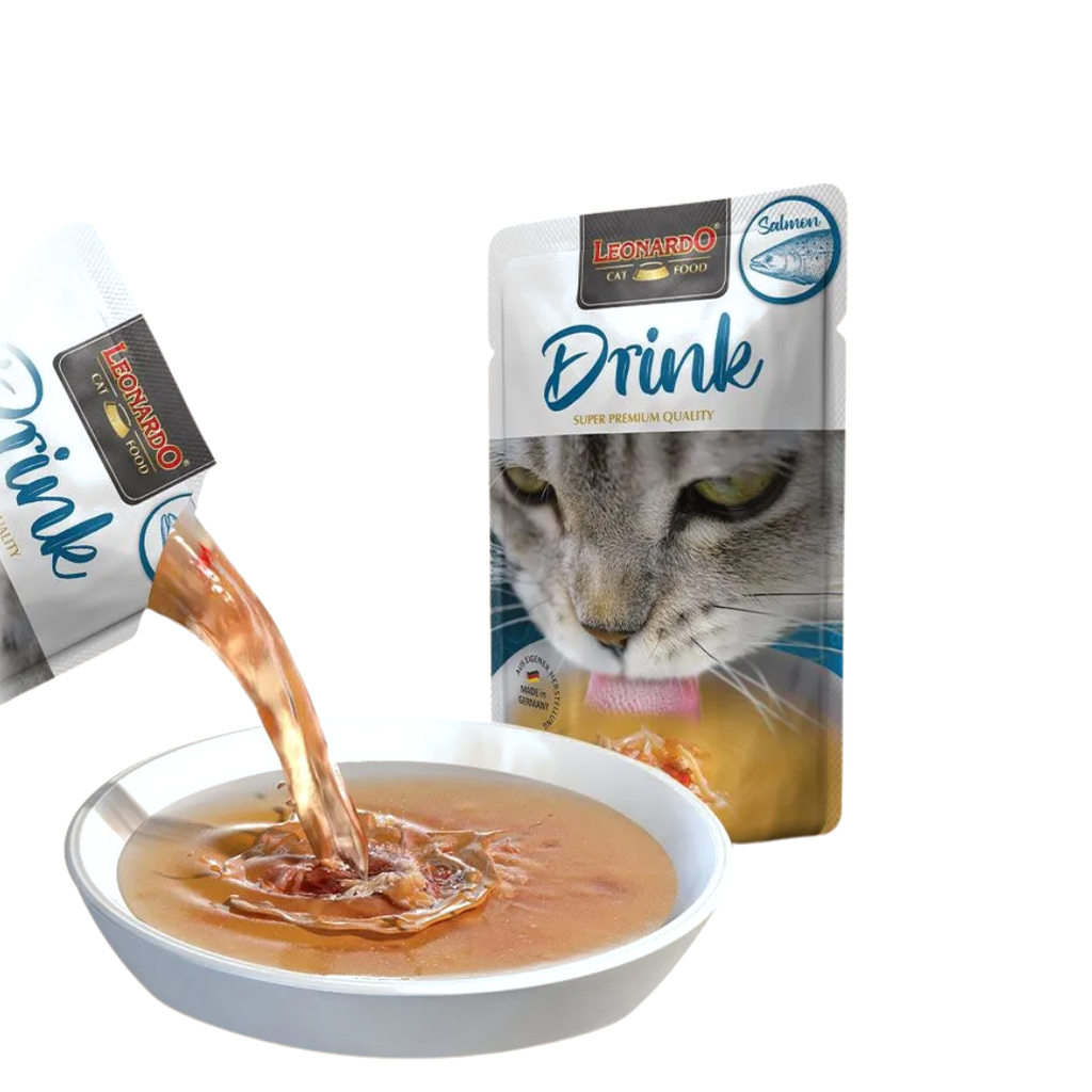 Bouillon versé depuis le sachet bleu dans une coupelle