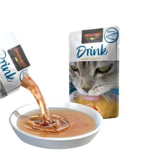 Bouillon versé depuis le sachet bleu dans une coupelle
