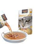 Bouillon versé depuis le sachet dans une coupelle blanche
