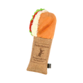 Pain garni de salade et tomate dans un sachet en toile