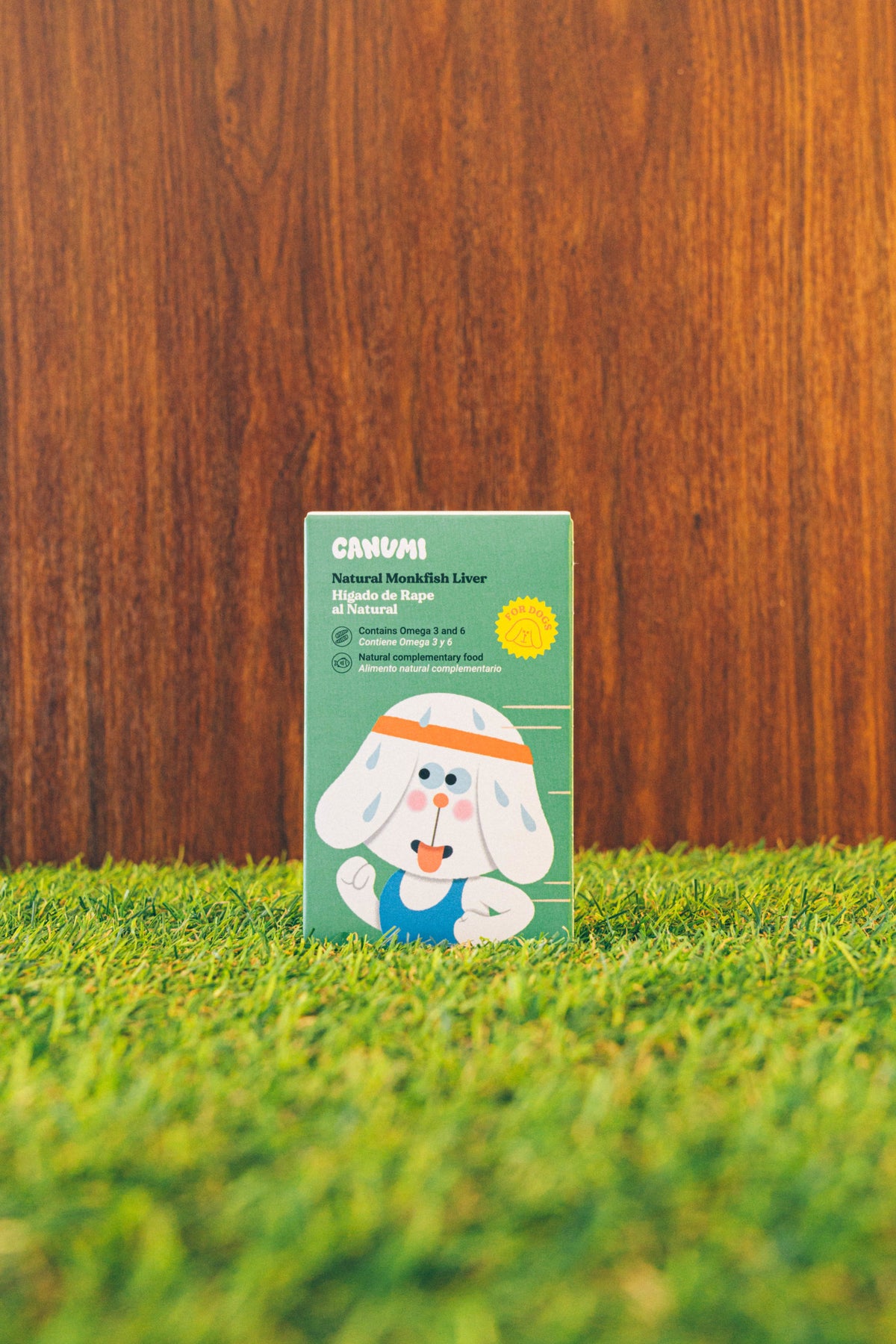 Étui de foie de lotte au naturel Canumi posé sur l'herbe